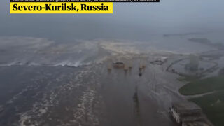 Кадри от въздуха показват цунами, заливащо Северо-Курилск след земетресението в Камчатка