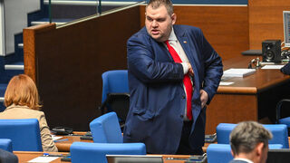 Пеевски опита да прокара закона си за антикорупционната комисия още днес