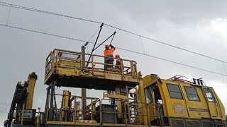<span class="highlight">Крадци</span> на жици прекъснаха движението между гарите Казичене и Столник