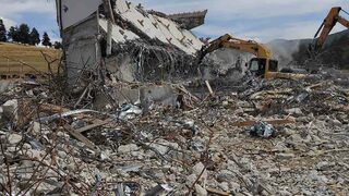 Терзиев се похвали, че най-сетне е съборен незаконният <span class="highlight">хотел</span> на Румен Гайтански-Вълка