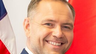 Консервативният националист Навроцки полага <span class="highlight">клетва</span> като президент на Полша