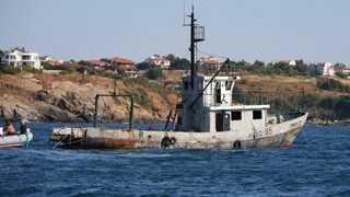 Потапяне на "Чавдар": Пенсиониран риболовен кораб става изкуствен риф край Созопол