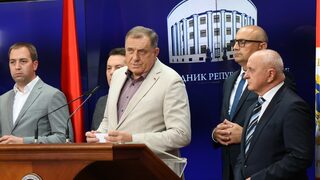 Додик бе <span class="highlight">отстранен</span> като лидер на Република Сръбска и обяви референдум, Сърбия отправи закани