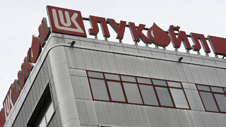 Турско-азерски консорциум е фаворит за бизнеса на "<span class="highlight">Лукойл</span>" в България