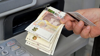 Заради обмяната на левове с евро банките ще държат повече пари в клоновете си