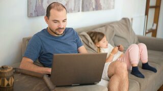 Родителите на деца до 8 г. имат право да работят от вкъщи, но началникът може да откаже