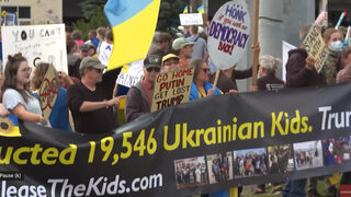 Столицата на Аляска, Анкъридж, посреща Тръмп и Путин с протести и украински знамена (видео)