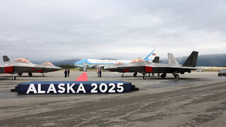 Два американски F-22 ескортираха пристигането на Путин в Аляска