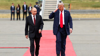 Доналд Тръмп аплодира Путин на червения килим в Аляска