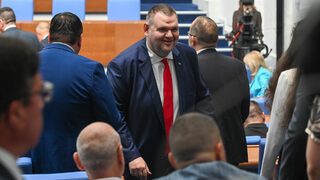 Стотици хиляди за наем, "Майбах", сметки в евро, или какво декларираха политиците