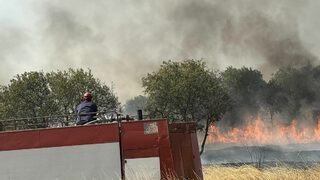 Пожар избухна край Българово, евакуират живущите