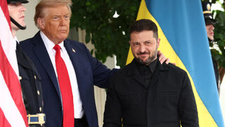 Тръмп лично посрещна Зеленски пред Белия дом, той е без вратовръзка