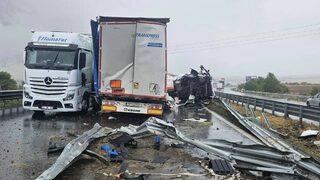Катастрофа между тирове блокира за часове "Хемус" в посока Варна в Софийско