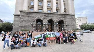 Протестиращи поискаха <span class="highlight">забрана</span> за отглеждане на телета в клетки