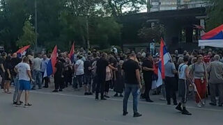 Контрапротестиращи излязоха в някои градове в Сърбия, подканени от Вучич