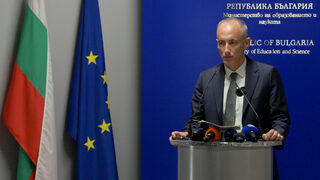 Забраната за телефони в училище ще влезе в сила през ноември