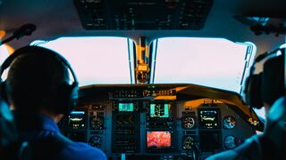 Водещите авиокомпании поискаха пилотите да работят поне до 67 години