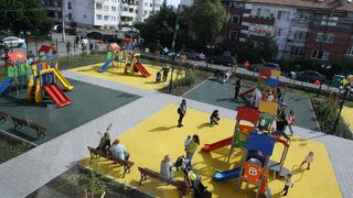 Обучението по закон е задължително от 4-годишна възраст, но не започва за стотици деца
