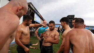 Снимка на деня: Мазни борби в село Черна