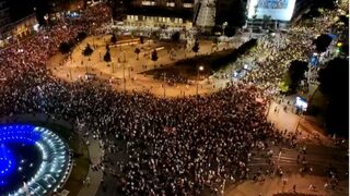 Десетки хиляди шестваха в Белград с призив за предсрочни избори