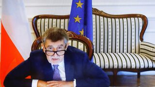 Пенсионер атакува с бастун водещия кандидат за премиер на Чехия