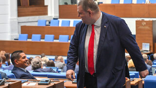 "Ще вървим докрай": властта обеща стабилност, опозицията пак се разедини