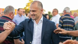 В Скопие опозиция и президент се надпреварват във втвърдяването на тона към София