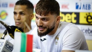 Двама българи се доближиха на победа от медалите на световното първенство по бокс