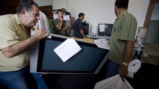 Тълпа на разпродажба на имуществото на осъден наркобарон