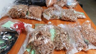 Митницата в Бургас продава близо 88 кг контрабандни златни и сребърни накити