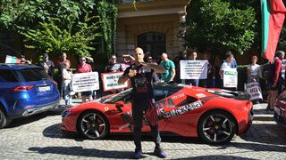 Поддръжници на "Величие" протестираха пред редакцията на "Дневник" и "Капитал"