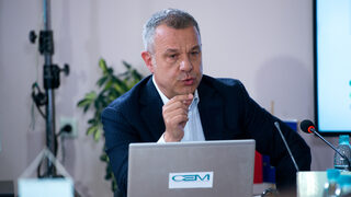 Въпреки че смята процедурата за незаконна, Кошлуков кандидатства в нея за шеф на БНТ