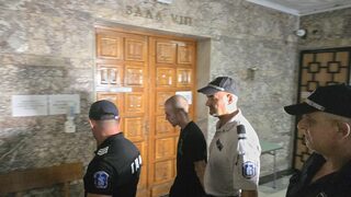 Съдът пусна под домашен арест един от младежите, обвинен че е удрял полицейския началник