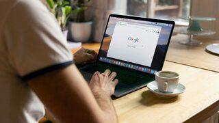 Издатели съдят Google заради резюмета на статии от изкуствен интелект на компанията