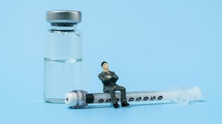 Малко от американците вярват, че новата политика за ваксините се основава на науката