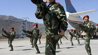Фотогалерия - Китайски полицейски части тренират за Пекин2008