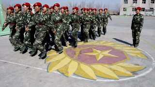 Фотогалерия - Китайски полицейски части тренират за Пекин2008