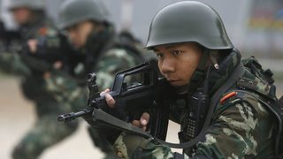 Фотогалерия - Китайски полицейски части тренират за Пекин2008