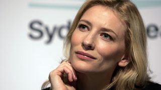 "Какво взех със себе си": Знаменитости изпълняват "поема от вещи" в подкрепа на бежанците