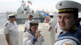 Задържаха фрегатата "Смели" за <span class="highlight">контрабанден</span> <span class="highlight">внос</span>