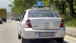 <span class="highlight">Автоинструктор</span> находчиво предпазва курсистите си от ругатни на пътя