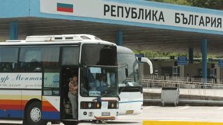 Експерти: Българите емигрират, за да търсят ред