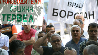 Фермерите продължават протестите, въпреки споразумението с кабинета