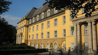 <span class="highlight">Munich</span> <span class="highlight">Re</span> се интересува бизнеса на AIG в Източна Европа и Азия