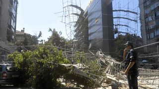 Паднало скеле смаза коли в центъра на София