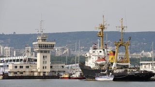 Контрабандни <span class="highlight">цигари</span> са открити <span class="highlight">на</span> пристанище Варна