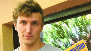 Театърът му отива