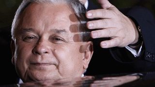 Лех Валенса иска Лех Качински да се оттегли преди края на мандата си