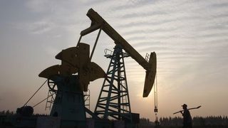 Цената на петрола се върна година назад