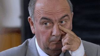 Заместник на уволнения шеф на ветеринарите пое службата
